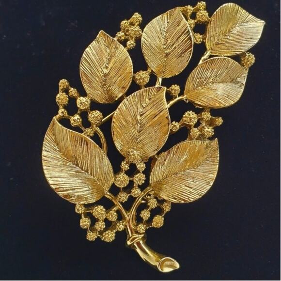 Lisner Leaf Brooch Gold Tone Pin Berries Leaves Vintage 60s Retro Garden Jewelry - Picture 2 of 7